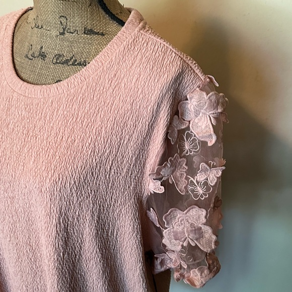 Gorgeous blouse-New with tag! - Picture 2 of 3